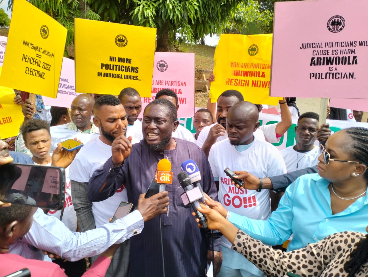 Uproar as Police teargas protesters demanding CJN's resignation in Abuja