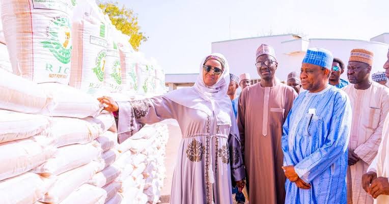 Maiduguri Market Fire: FG presents food items to victims