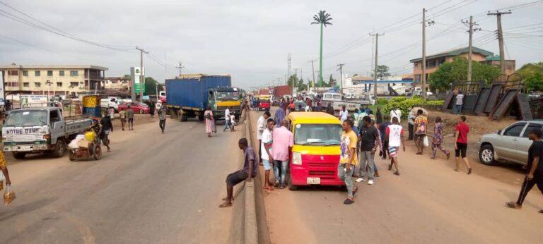 Residents protest against deplorable state of Benin-Agbor road
