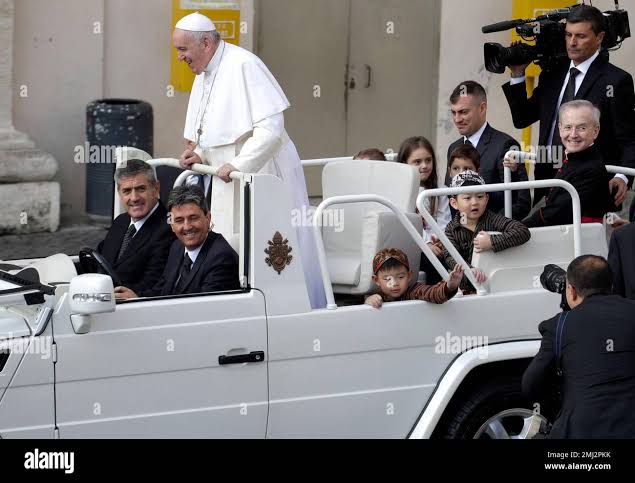 Francis gives 5 children a lift in his popemobile