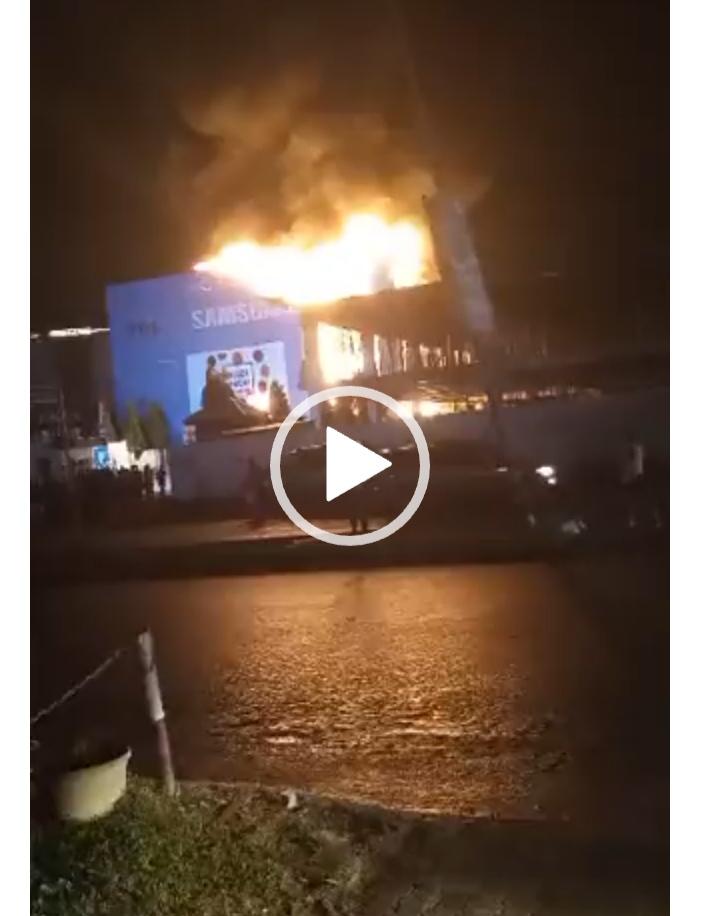 Samsung showroom catches fire in Abuja’s Banex plaza